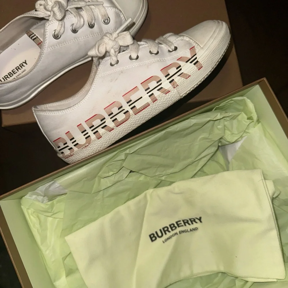 Burberry kids shoe worn a couple of times selling cos it doesn’t fit - Picture 3 of 5
